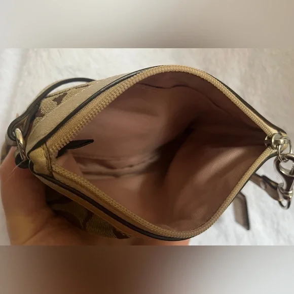 Coach Wristlet with hangtag - Picture 10 of 10